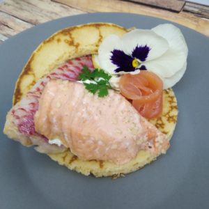 Saumon mariné/ filet de rouget & son mascarpone acidulé sur blinis