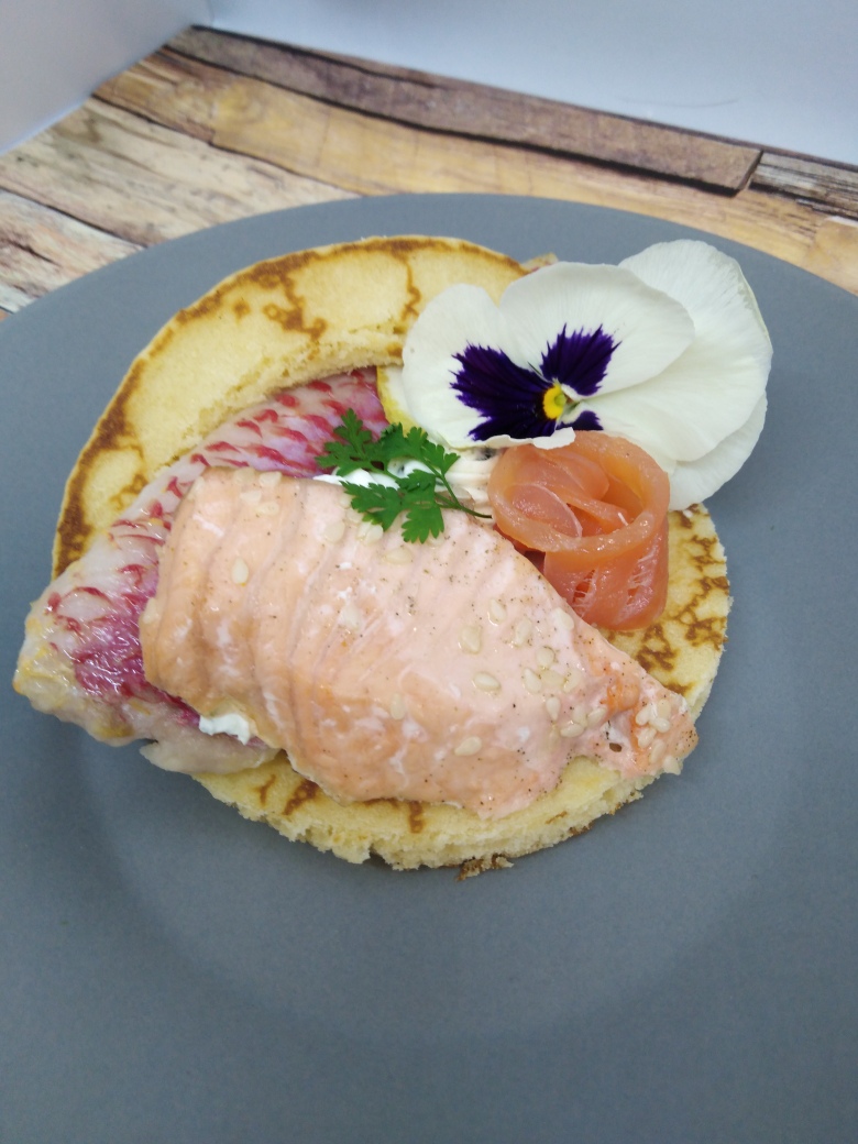 Saumon mariné/ filet de rouget & son mascarpone acidulé sur blinis