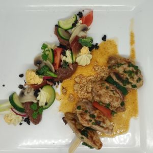 Brochette de filet de caille du Renard Rouge sauce crème d'ail d'ours