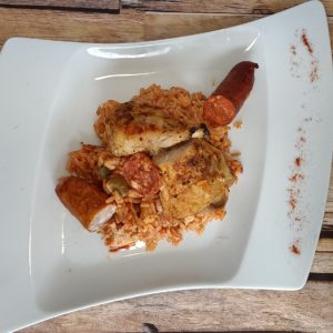 Jambalaya poulet, chorizo grillé, saucisse fumée, crevettes roses.